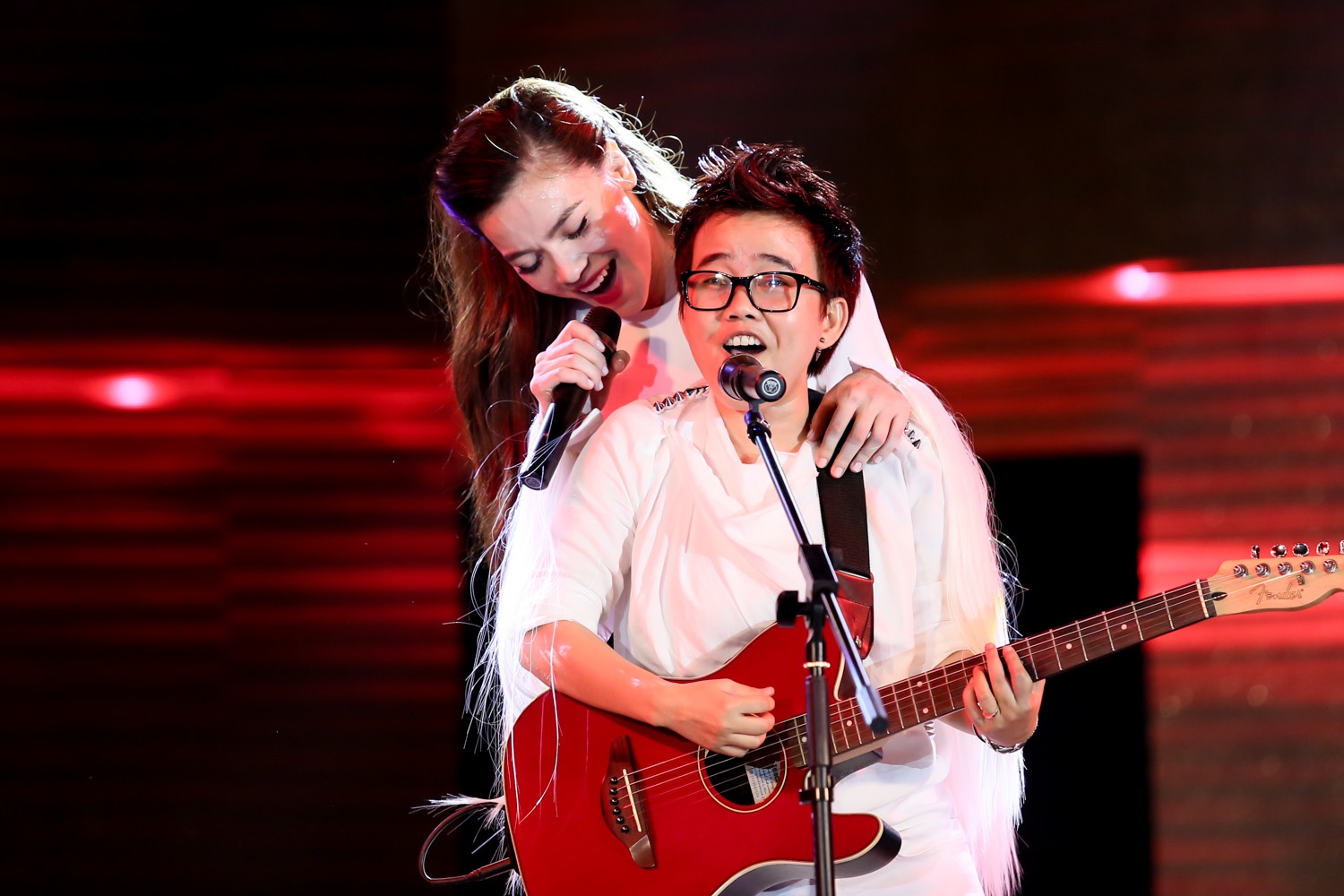 Gạt bỏ hình ảnh nữ tính trước đó, Hồ Ngọc Hà trở nên đầy sung sức và máu lửa khi kết hợp cùng tiếng đàn guitar của nhạc sĩ Phương Uyên.