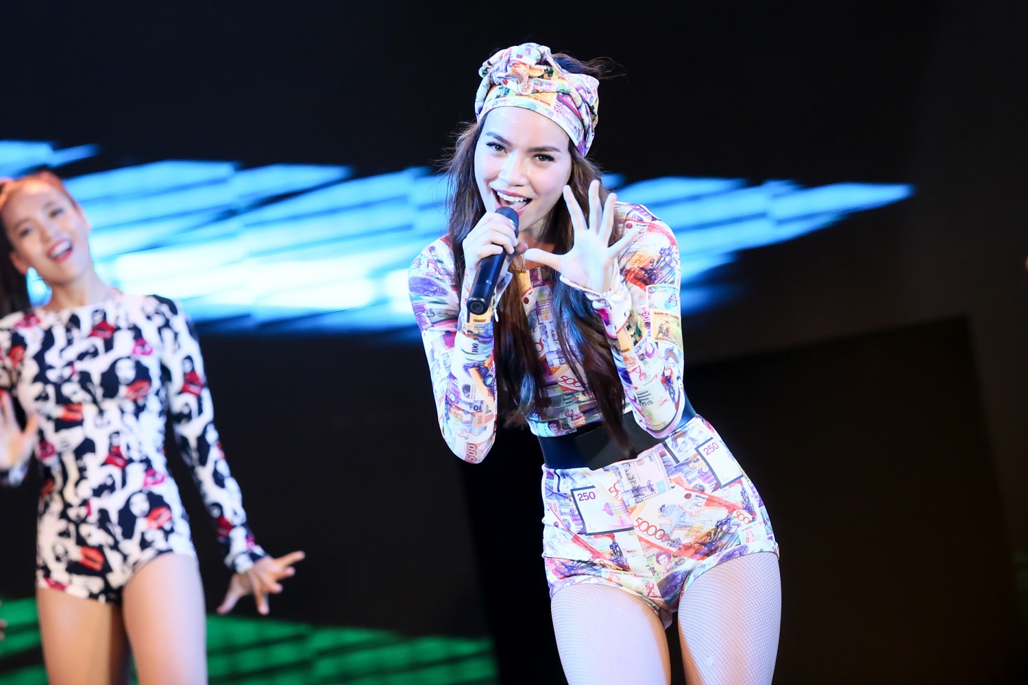 Trong chương 3 Vũ điệu sôi động, Hồ Ngọc Hà trở lại đúng với hình ảnh phong cách dance quen thuộc với các bài hit Em không cần anh, My Baby (Người tình ơi), Đêm mê say, Bay theo ngân hà...