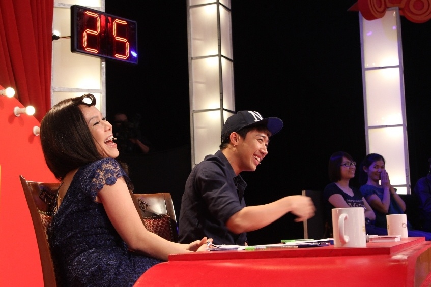 Trấn Thành, Việt Hương không nhịn được cười với nét duyên dáng của nữ thí sinh.