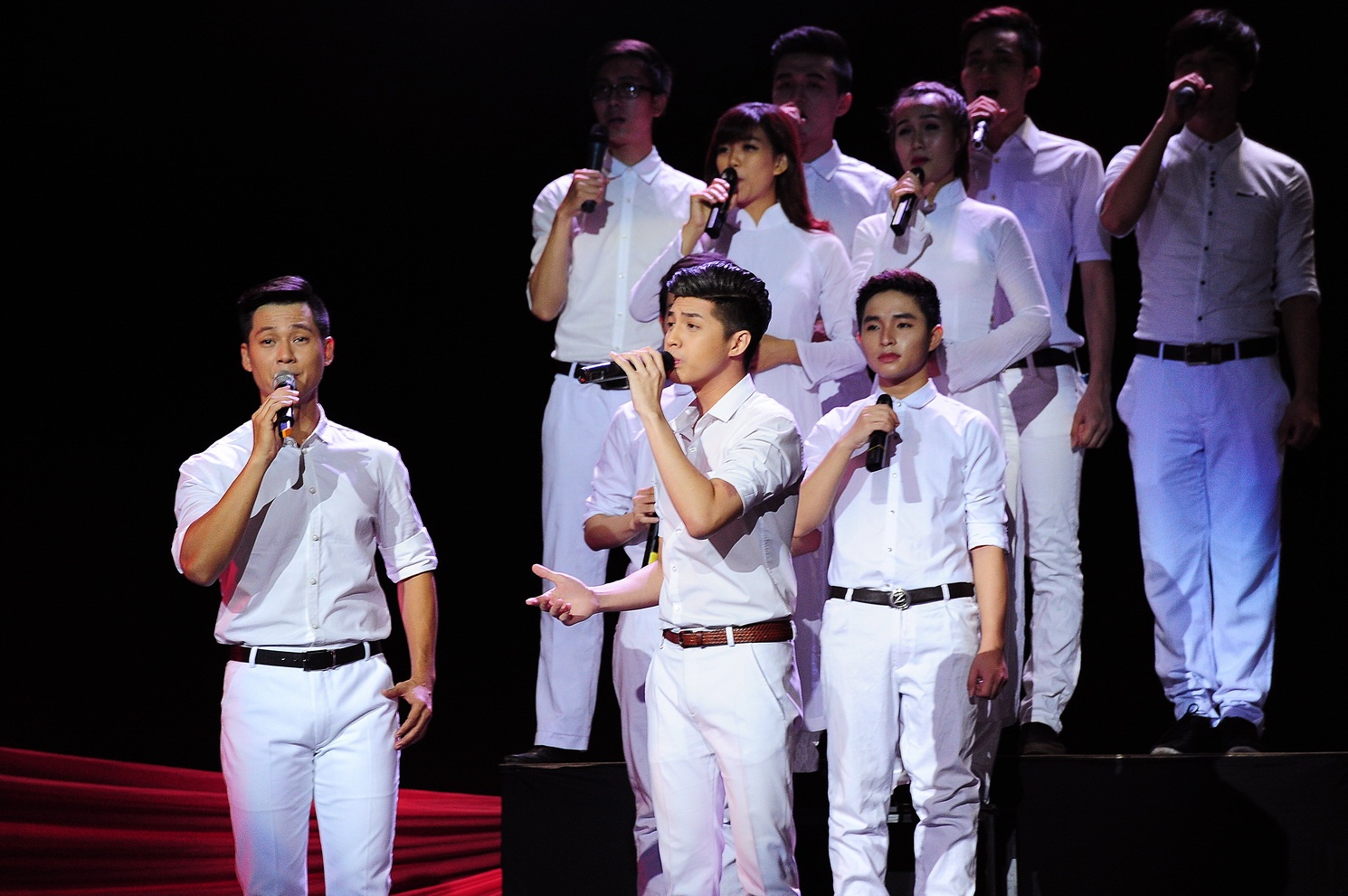 Duc Tuan - Noo Phuoc Thinh gay bat ngo khi hat nhac do hinh anh