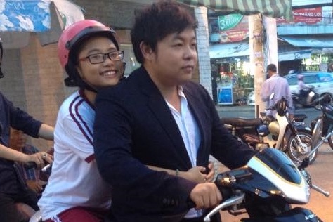 Fan tranh cai anh Quang Le khong doi mu bao hiem cho My Chi hinh anh