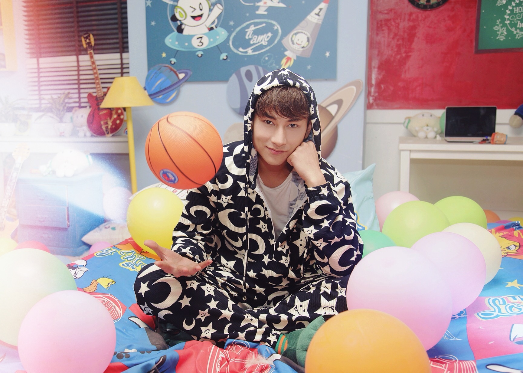 Isaac sung suong vi duoc quay MV tren giuong hinh anh