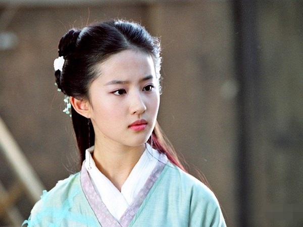 Lưu Diệc Phi trở nên nổi tiếng khi tham gia những dự án phim cổ trang đình đám như Thiên Long Bát Bộ, Tiên Kiếm Kỳ Hiệp Truyện và Thần Điêu Đại Hiệp.  Trong ba tác phẩm này, Lưu Diệc Phi đều thể hiện những nhân vật trong sáng, thuần khiết, có khí chất thần tiên thoát tục.