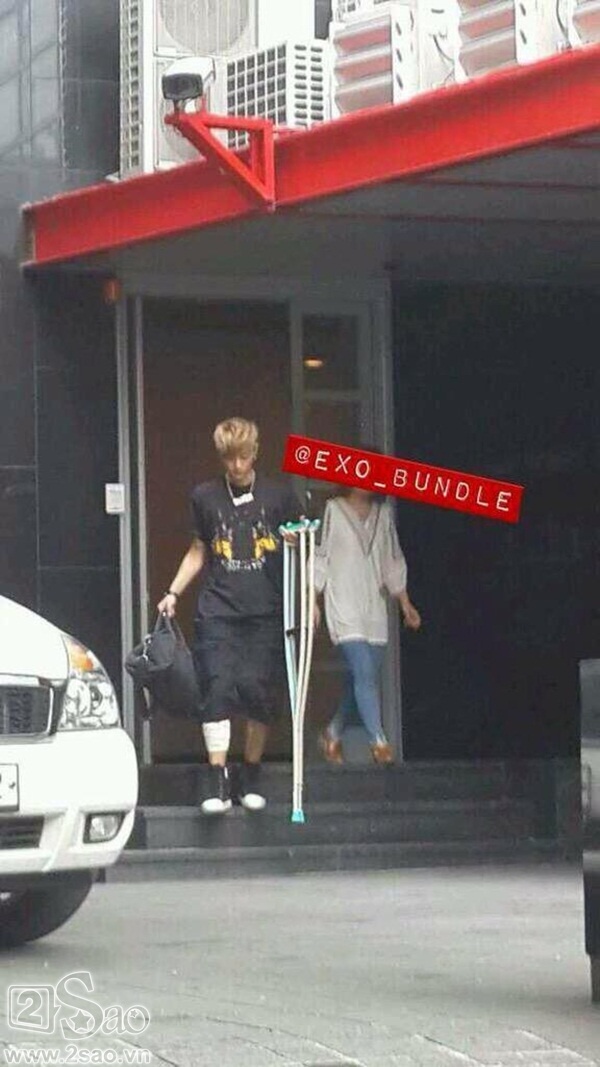 Tao phải chống nạng vì bị thương.