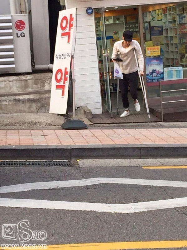 Tao chống nạng đi mua thuốc một mình mà không hề có quản lí đi cùng.