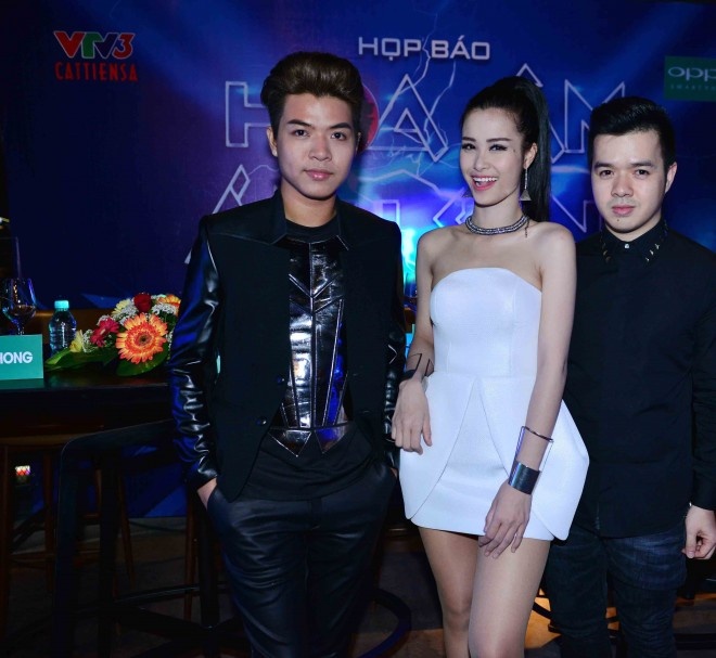 Đỗ Hiếu (bên trái) cùng các thành viên trong đội thi