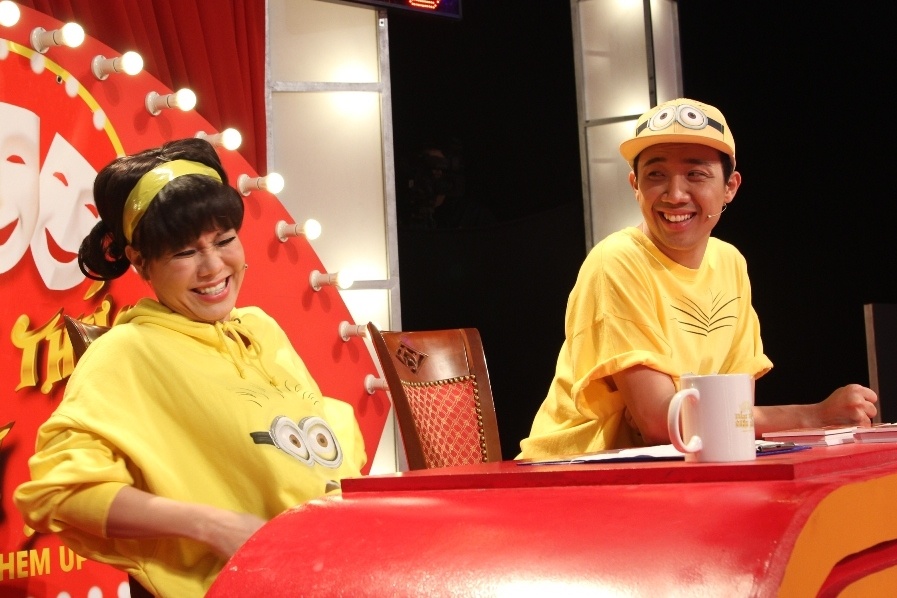 Hai giám khảo không nhịn được cười trước màn trình diễn duyên dáng của Thiện Trung.