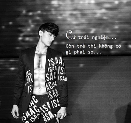 Isaac và bộ quần áo ghi tên mình cùng những màn trình diễn ấn tượng trở thành cảm hứng cho dân mạng.