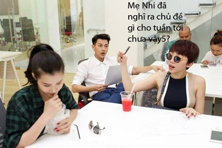 Các thí sinh đang bàn bạc về nội dung cho tuần thi tiếp theo. Bức ảnh được chế theo phong cách hài hước và đáng yêu.