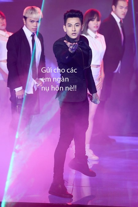 Nụ hôn gió của Isaac trong liveshow 1 khiến nhiều fan nữ ngất ngây.