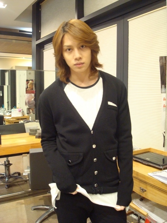 Có lẽ danh hiệu ngôi sao trung thành với tóc dài nhất thuộc về mỹ nam Kim Hee Chul, kể từ khi ra mắt cho đến bây giờ, nam ca sĩ vẫn thường xuyên xuất hiện với nhiều kiểu tóc dài khác nhau. 