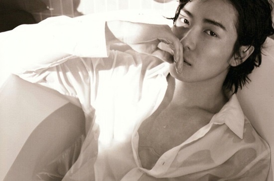 Nam diễn viên Kim Jae Wook tham gia bộ phim Coffee Prince với kiểu tóc buộc rất thu hút, nhưng có lẽ với gương mặt nam tính, điển trai thì anh nên để tóc ngắn thì hơn.