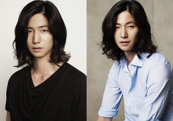 Mái tóc dài bồng bềnh, xoăn nhẹ cộng với ánh mắt đầy nội lực càng khiên Song Jae Rim nổi bật, ấn tượng và rất quyến rũ.