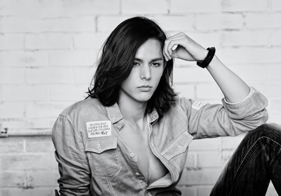 Mang vẻ đẹp lai tây, nam diễn viên của Shut Up Flower Boy Bang Lee Hyun Jae cũng khiến không ít fan nữ thổn thức khi để tóc dài.