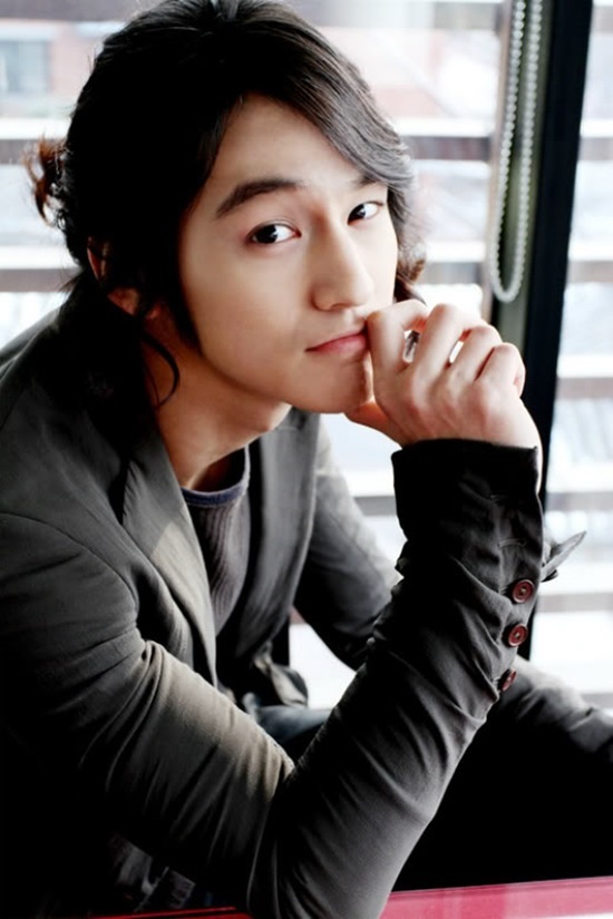 Kể từ sau Boys Over Flower, Kim Bum thường xuất hiện với hình ảnh tóc dài trong một số bộ phim anh tham gia, nhưng có lẽ với gương mặt baby, đáng yêu, anh chàng nên để tóc ngắn thì hơn, mái tóc dài làm giảm hẳn hình tượng đẹp hơn hoa của nam diễn viên khá nhiều.