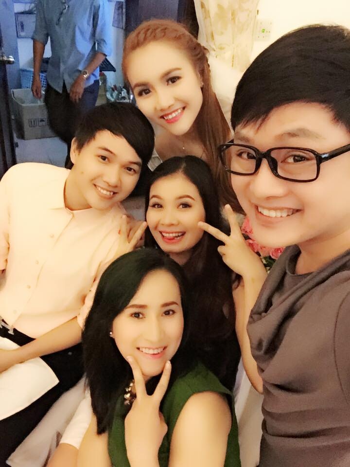 Cô dâu Anh Thúy hạnh phúc bên những người bạn.