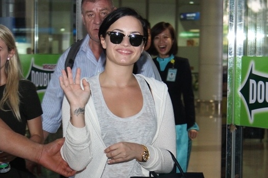 Demi Lovato vay tay chao fan o san bay Tan Son Nhat hinh anh