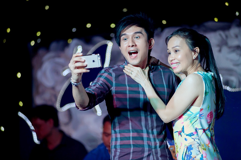 Cam Ly treu gheo 'nguoi tinh' tren san tap hinh anh