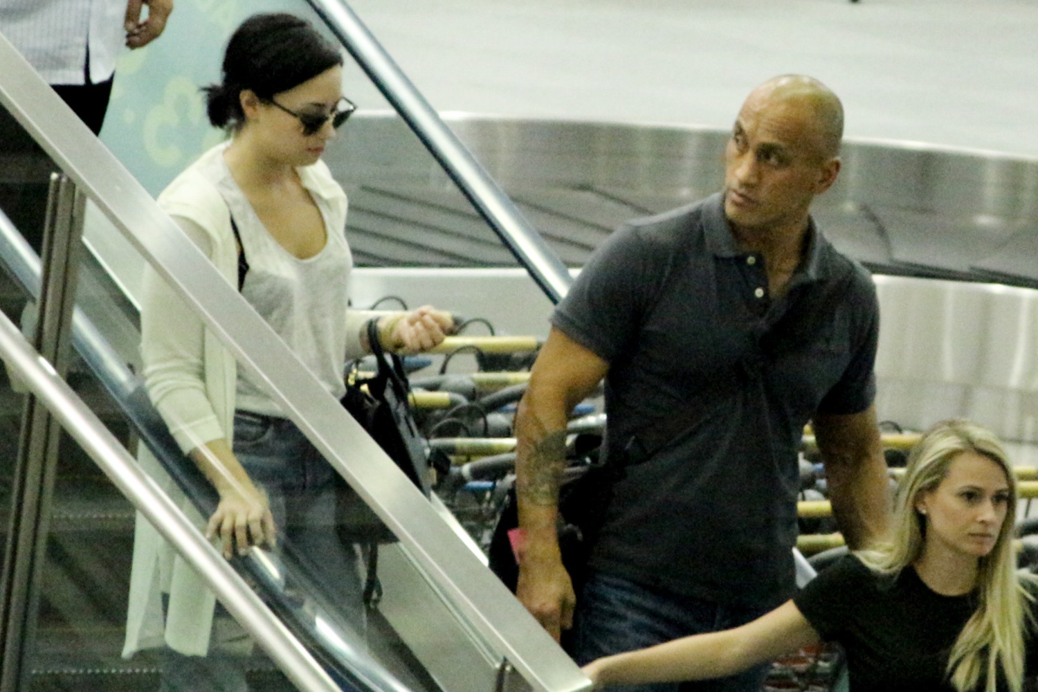 Chiều 7/5, ca sĩ - diễn viên người Mỹ Demi Lovato  đặt chân xuống sân bay Tân Sơn Nhất (TP HCM) để chuẩn bị cho chương trình YAN Beatfest  diễn ra vào cuối tuần. Đây là lần đầu tiên giọng ca Skycraper đến Việt Nam.