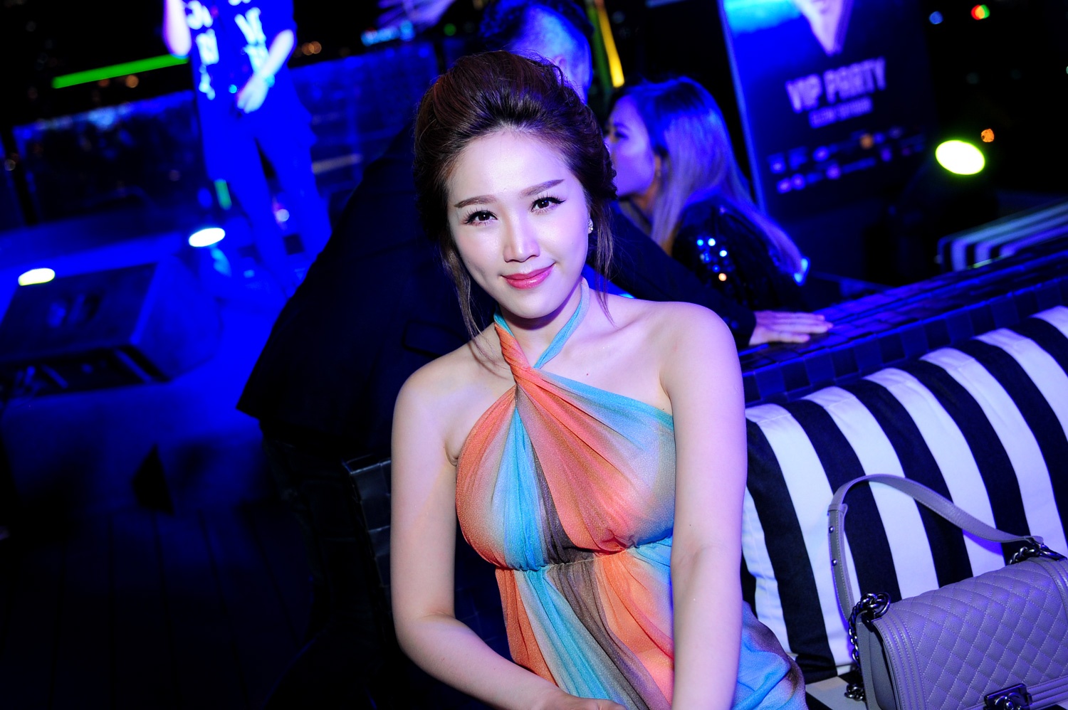 Trong khi đó, Bảo Thy nhe nhàng và nữ tính với bộ váy dài giúp cô khoe làn da trắng muốt và đôi vai gợi cảm.