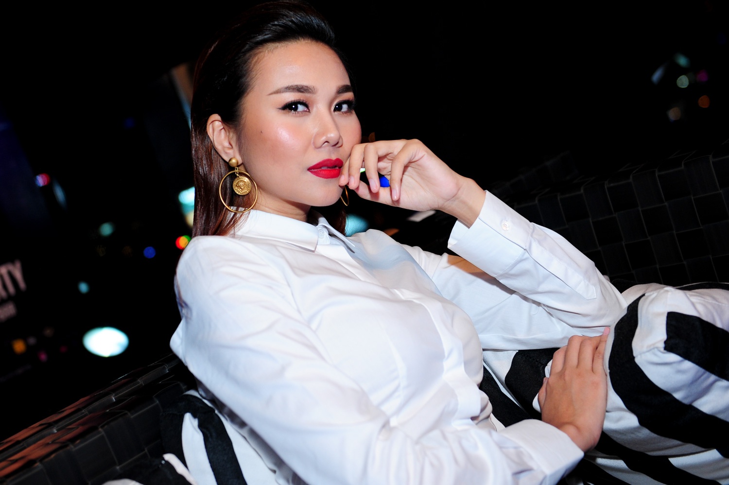 Chọn phong cách ăn mặc lịch lãm, trang nhã với áo sơ mi và váy đen, người đẹp vẫn thu hút tất cả mọi ánh nhìn bởi thần thái sang trọng, hấp dẫn và đầy cá tính.