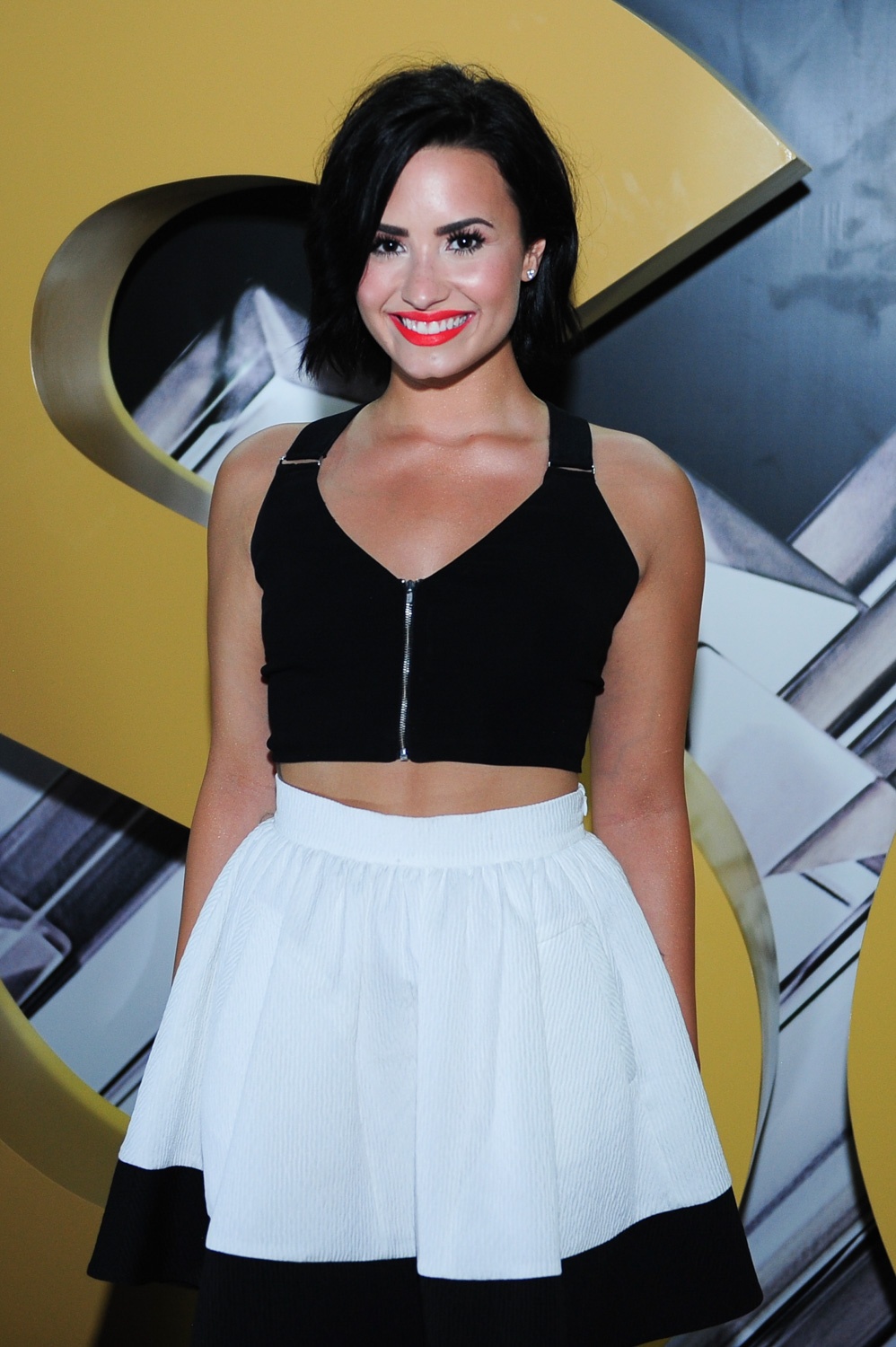 Ngay từ khi đặt chân xuống Việt Nam và tham gia các sự kiện trước đó, Demi luôn trung thành với hình ảnh gọn gàng, khỏe mạnh. Trong buổi tiệc này, cô không ăn mặc quá cầu kỳ mà đôn giản với croptop và váy ngắn hai màu đen trắng.