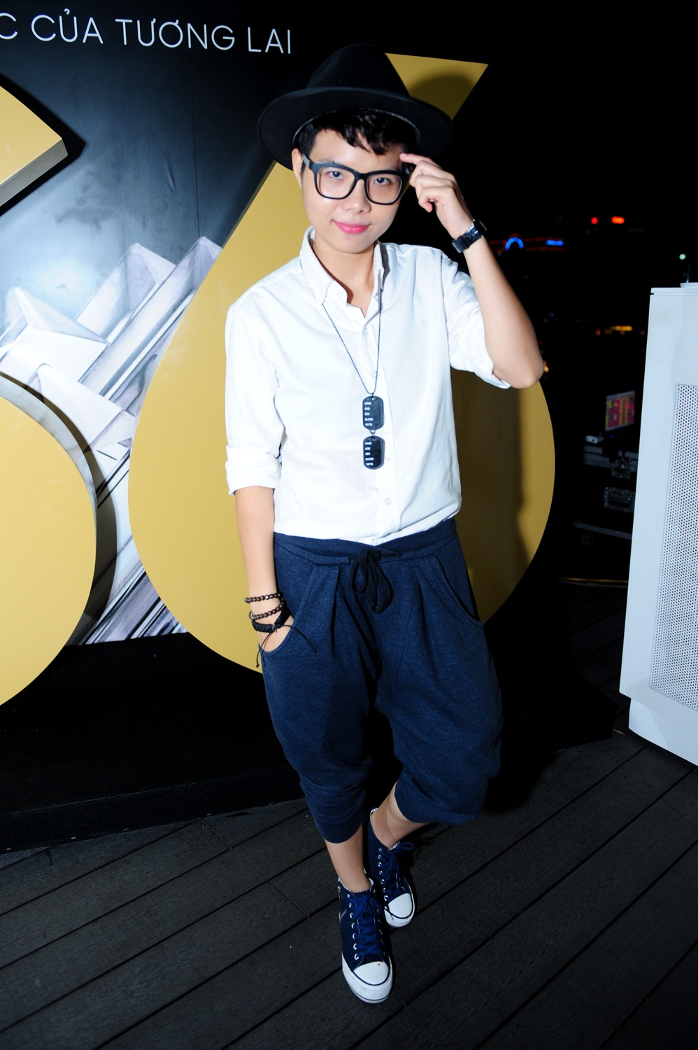 Trung Quân Idol chụp ảnh cùng Thanh Hằng để chia sẻ lên trang cá nhân. Trong chương trình ngày mai, anh chàng sẽ trình diễn các bài hit có chủ đề về mưa của mình.