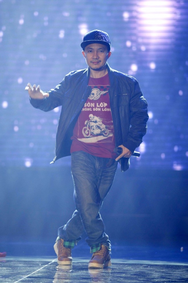 “Nhiều người bảo tôi đã hết thời. Không có đâu, tôi vẫn còn sung sức và đắt sô lắm đó chứ. Càng đi diễn, tôi nhận ra một điều khán giả bây giờ không như hồi xưa nữa, họ thích nhìn hơn là nghe. Tôi nhận ra mình không còn phù hợp nữa”, Đinh Tiến Đạt trải lòng.