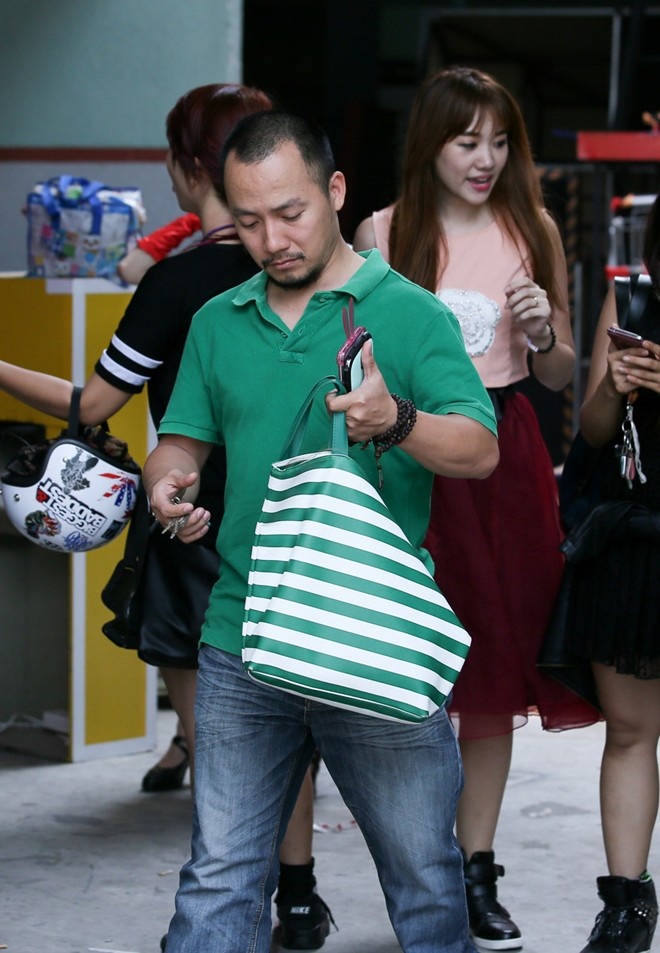  Đồng hành và đứng sau hỗ trợ người yêu, Đinh Tiến Đạt không ngại “tay xách nách mang” đồ đạc và thức ăn cho Hari mỗi khi cô đi làm.