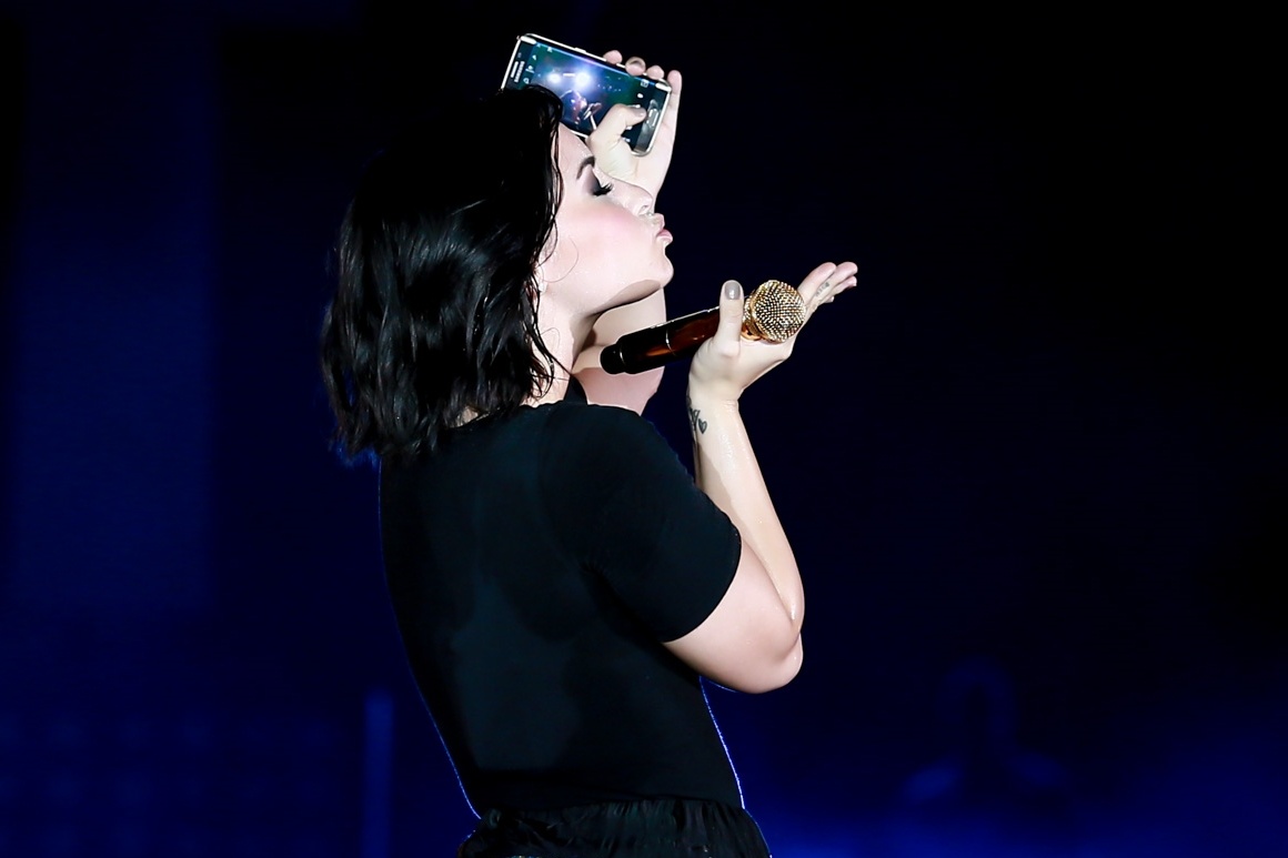 Demi Lovato hon gio, chup hinh selfie tren san khau Sai Gon hinh anh
