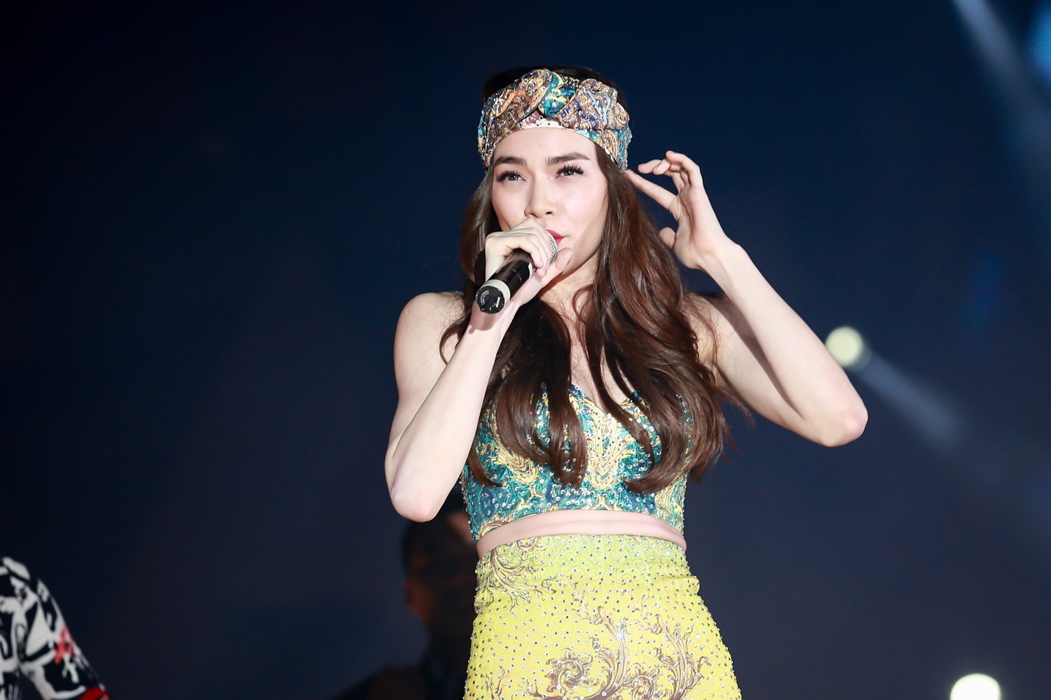 Trong trang phục được thiết kế hiện đại, cầu kỳ của Lý Quí Khánh, Hồ Ngọc Hà khoe đôi chân dài miên man cũng như giúp cô thể hiện được những động tác vũ đạo. Bà mẹ một con liên tục nhận được những tràng vỗ tay, tiếng reo hò cổ vũ của khán giả.