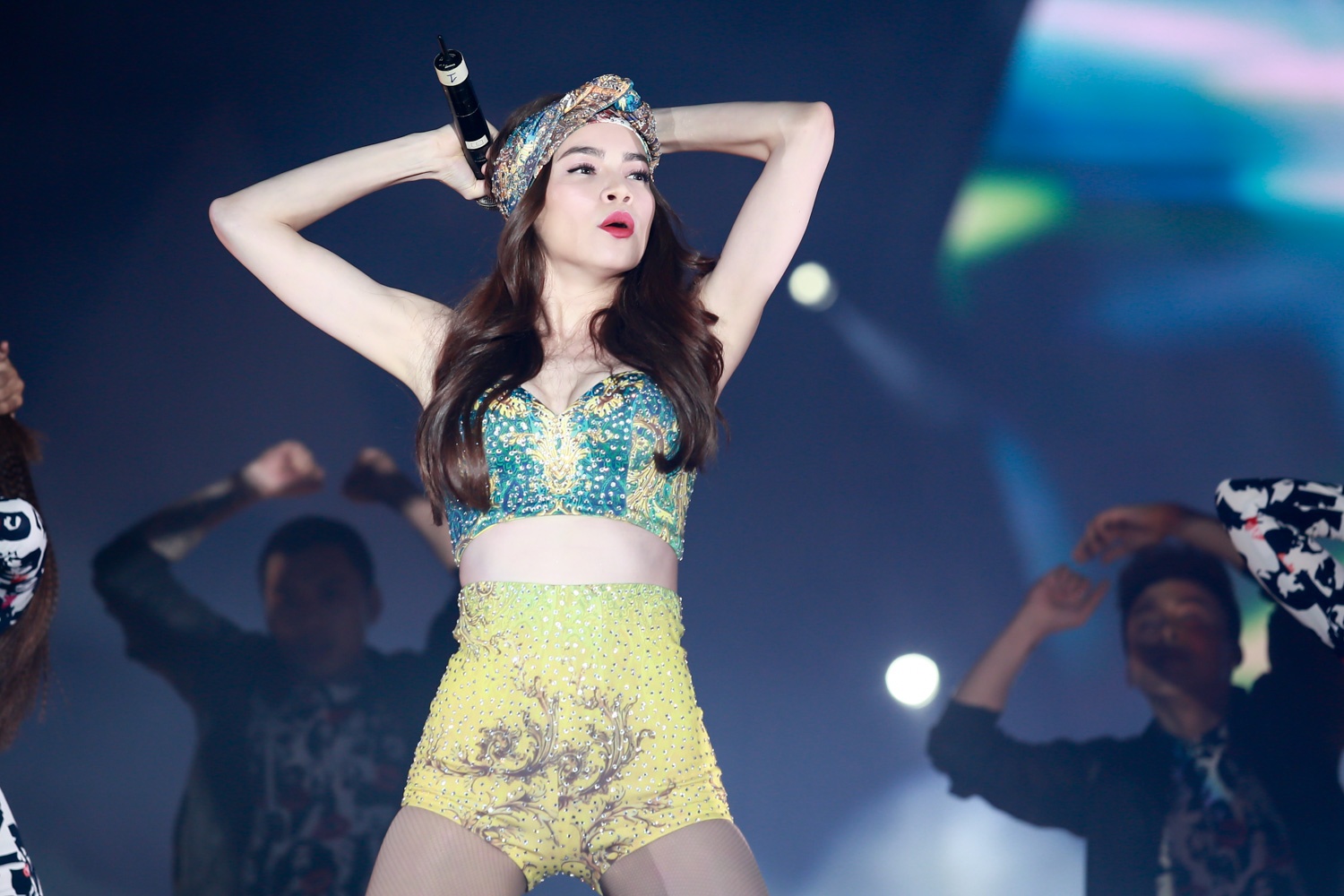 Với hai ca khúc Em đi tìm anh và Bay theo ngân hà, nữ ca sĩ chinh phục khán giả không chỉ bởi giọng hát mà còn ở phong cách trình diễn máu lửa, cuốn hút. 