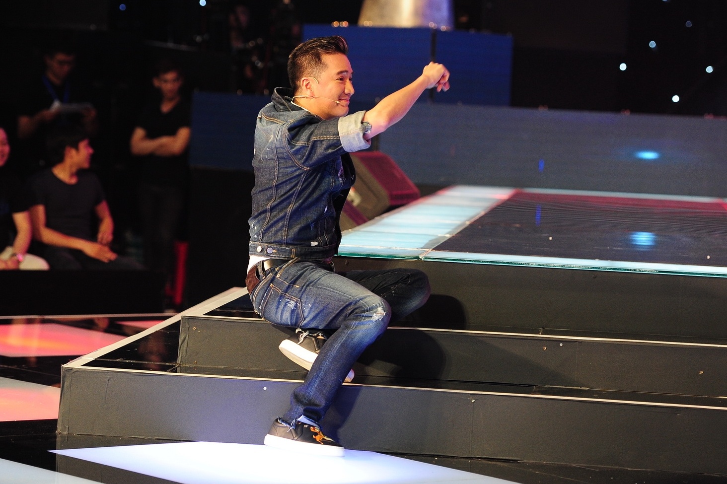 Mr. Dam ngoi bet xuong dat de chieu du thi sinh The Voice hinh anh