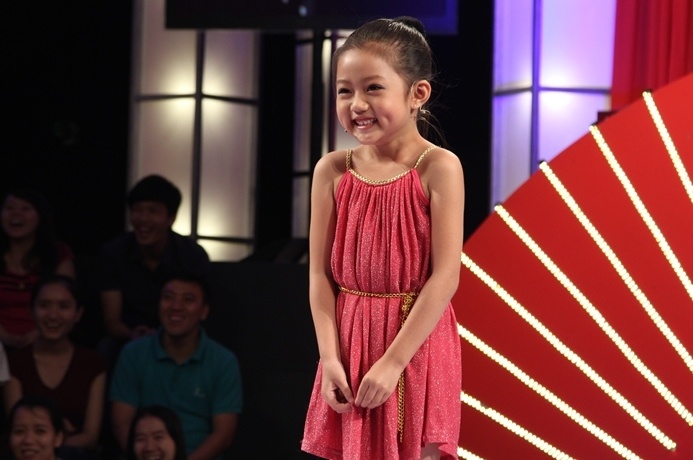 Cô bé Cát Vy thể hiện tài năng đọc thơ có âm vần phức tạp.