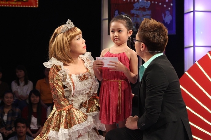 Be 5 tuoi Cat Vy choc cuoi Tran Thanh - Viet Huong hinh anh