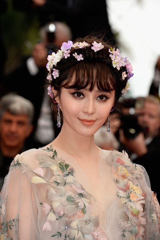 Phạm Băng Băng một lần nữa gây chú ý với bộ đầm dạ hội cổ chữ V khoét sâu, bằng chất liệu tulle kết hoa, đính đá và lông vũ lãng mạn của nhà mốt Marchesa mùa Xuân Hè 2015 tại buổi ra mắt phim Mad Max: Furry Road trong ngày thứ 2 tại Cannes. Bộ trang phục sẽ đẹp hoàn hảo nếu mỹ nhân họ Phạm tiết chế bớt vòng hoa trên đầu, vì các chi tiết hoa trang trí trên áo đã đủ gây ấn tượng. Thêm vào vòng hoa khiến tổng thể trông rườm rà hơn.