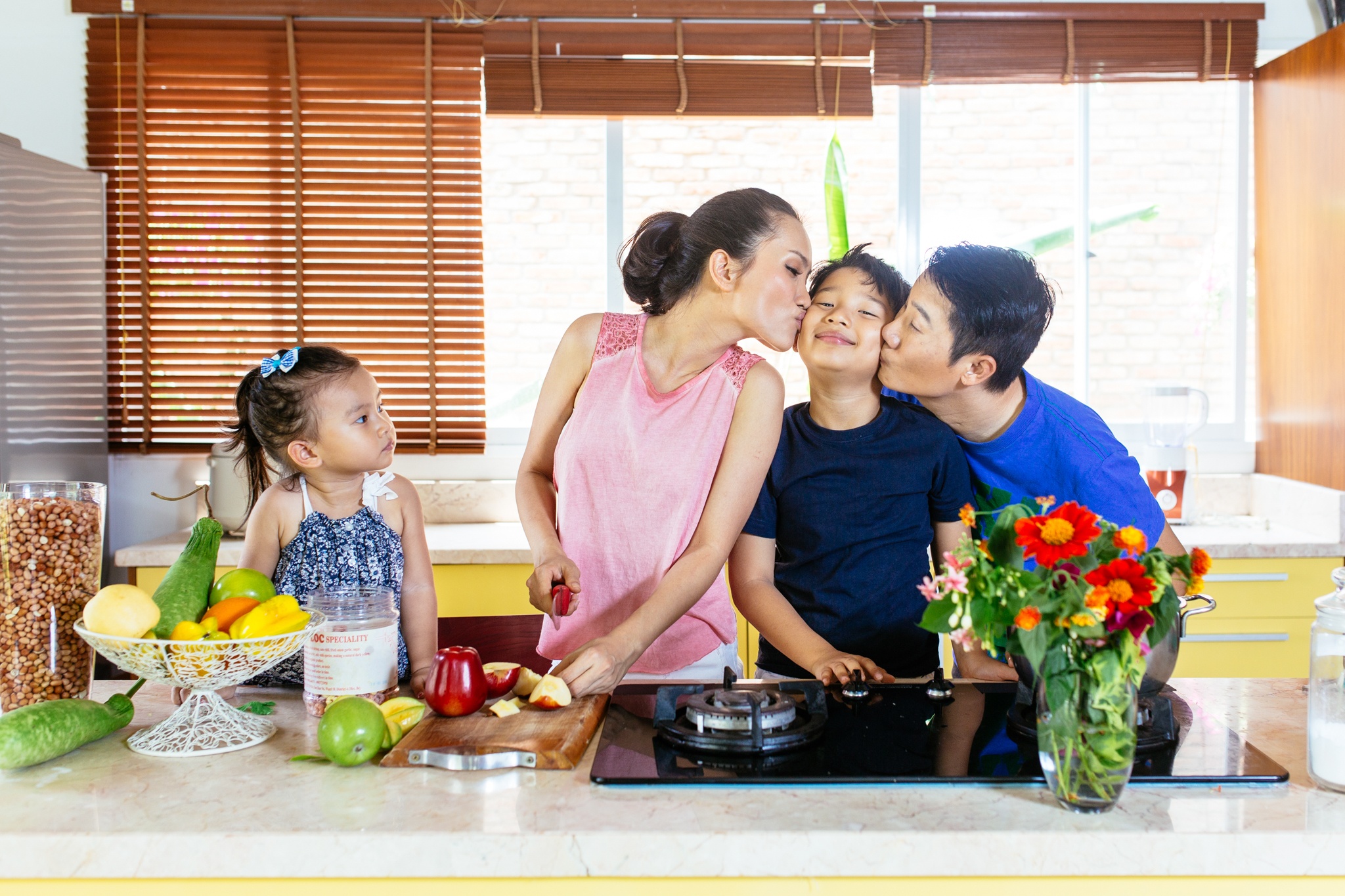 Gia đình hạnh phúc của ca sĩ Hoàng Bách bên vợ và hai con.