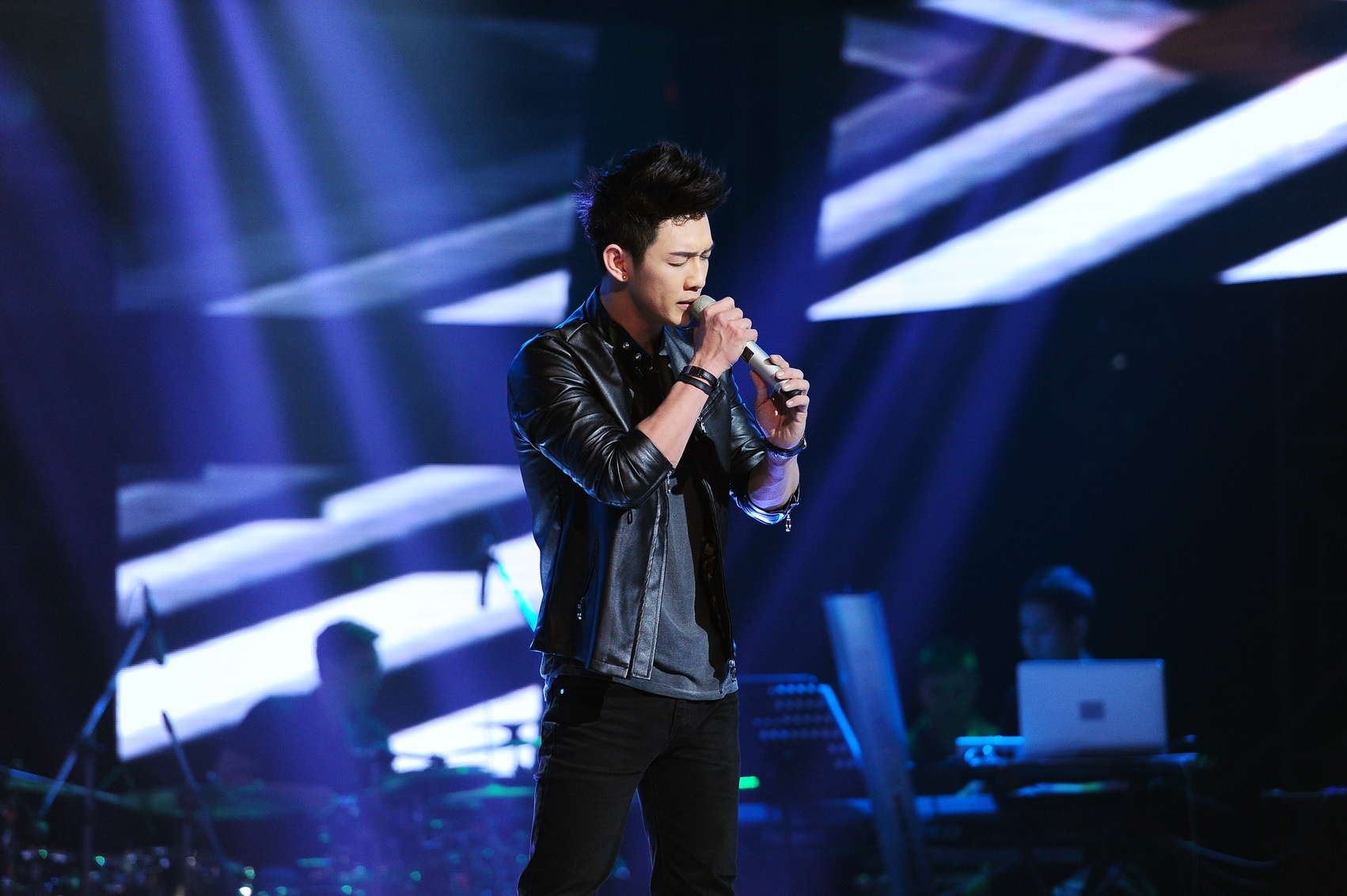 Song Luan - Dem dinh menh hinh anh