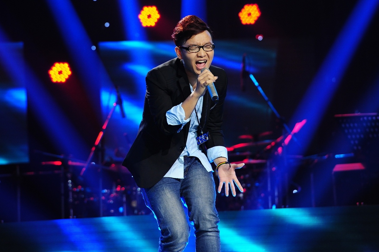 Nguyễn Hoàng Dũng gây ấn tượng với giọng hát cao và sáng qua sáng tác Mùa yêu đầu. Anh chàng cũng có cách hát chậm rãi, đầy cảm xúc nhưng vẫn rất chắc chắn trong từng câu hát, nốt nhạc. Lần lượt Tuấn Hưng và hai nữ huấn luyện viên phải quay lại để chọn anh. Trong phần hát giọng gió cuối màn trình diễn, Mr. Đàm cũng không thể ngồi yên.