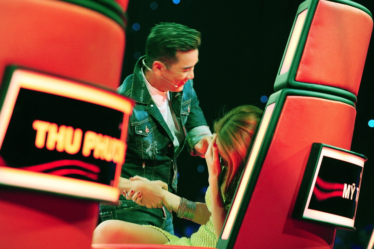 Ngay lập tức, Mỹ Tâm gạn hỏi địa chỉ Facebook của đồng nghiệp. Khi Tuấn Hưng trả lời “Tuấn Hưng Nguyễn không dấu”, nữ ca sĩ tiếp tục giả vờ chưa hiểu phần “không dấu”. Lúc này, giọng ca điểm trai bật dậy khỏi ghế để tiến sang Mỹ Tâm và ôm má, dành cho cô một nụ hôn kèm theo lời giải thích: “Khi nãy là không dấu, bây giờ có dấu rồi”. Không chịu phần thua thiệt, Mr. Đàm cũng sang để dành cho Mỹ Tâm nụ hôn thứ 2. Lúc này cô không biết làm gì khác ngoài việc cười ngất. Khi được Thu Phương dành lời khuyên cách đối phó khi rơi vào tình huống khó xử, nàng “họa mi tóc nâu” bật cười cho rằng cô rất thích được đối xử như thế này.