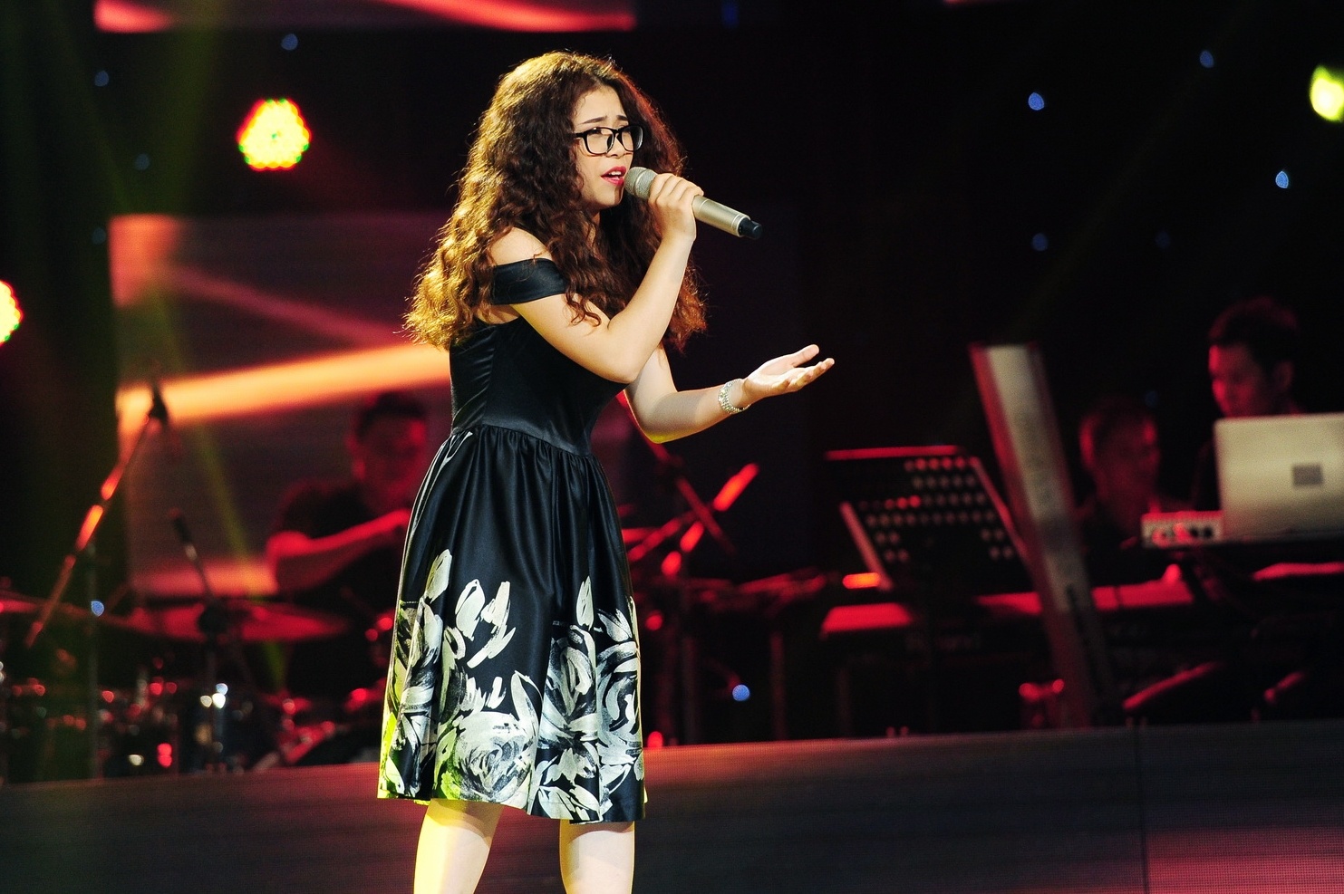 Với ca khúc One Moment In Time, cô bé tóc xù dễ thương Nguyễn Thị Thùy Linh được hai nam huấn luyện viên bấm nút chọn. Đây là ca khúc kinh điển của Whitney Houston, rất khó để thể hiện. Dù phần cao trào chưa tròn trịa, Thùy Linh vẫn ghi điểm với giọng hát trong trẻo, cao độ tốt.