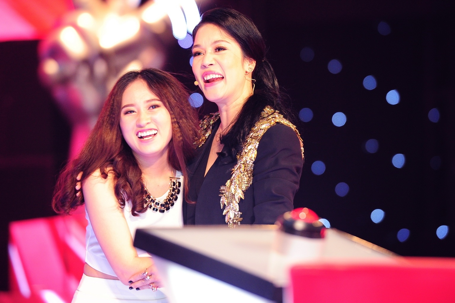 Nam ca sĩ cho biết anh cảm nhận giọng hát cô từ đầu, nhưng vẫn trông chờ vào điệp khúc để xem cô xử lý các nốt cao như thế nào. Thu Phương cho biết cô bấm chọn vì Trần Lan biết cách kiểm soát giọng hát, tuy nhiên vẫn phải mài giũa thêm để có thể hát như kể chuyện. Yêu mến giọng hát của Thu Phương, cô quyết định về đội Thu Phương.