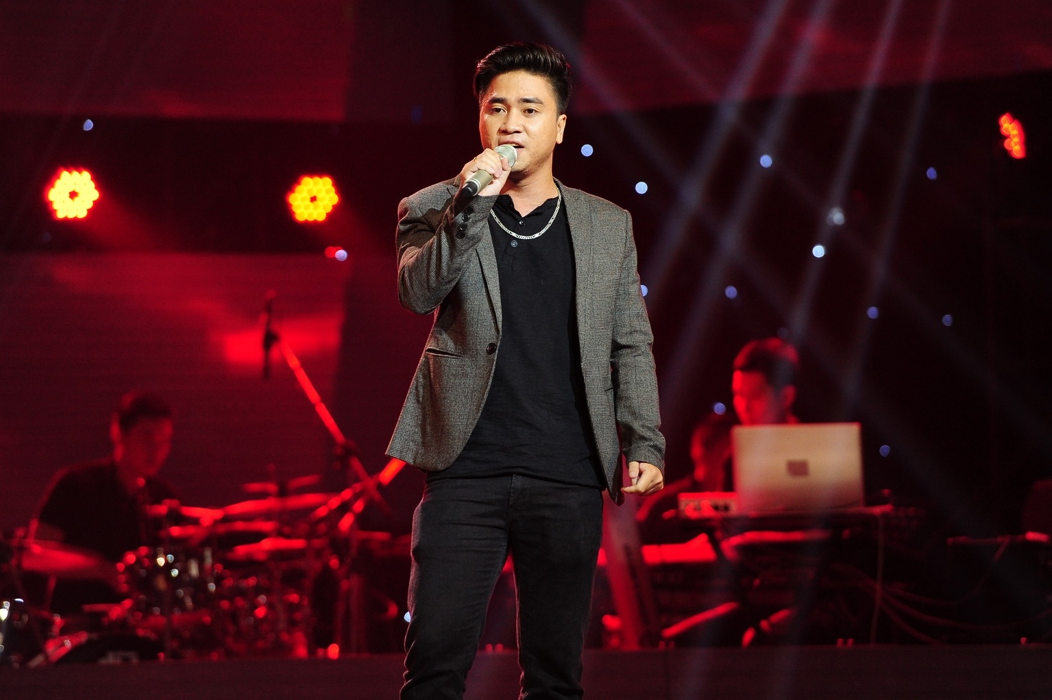 Chàng kiến trúc sư đến từ Huế Trương Ny thể hiện giọng hát nam tính và ngọt ngào với Chỉ còn lại tình yêu. Anh không quên khiến 4 huấn luyện viên ấn tượng với phần cao trào được trình bày với giọng hát cao, chắc khỏe. Anh được Mỹ Tâm và Tuấn Hưng bấm nút chọn. Mỹ Tâm cho biết phần đầu cô không thích giọng của anh, nhưng phần sau rất thú vị. Cô hứa hẹn sẽ giúp anh tốt và sáng hơn. Tuấn Hưng ấn tượng phần truyền cảm xúc của Trương Ny. Không đắn đo, giọng ca 26 tuổi chọn về với nữ huấn luyện viên.