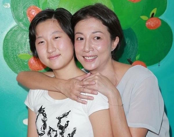 Vi sao con gai Thanh Long tu choi nhan cha? hinh anh