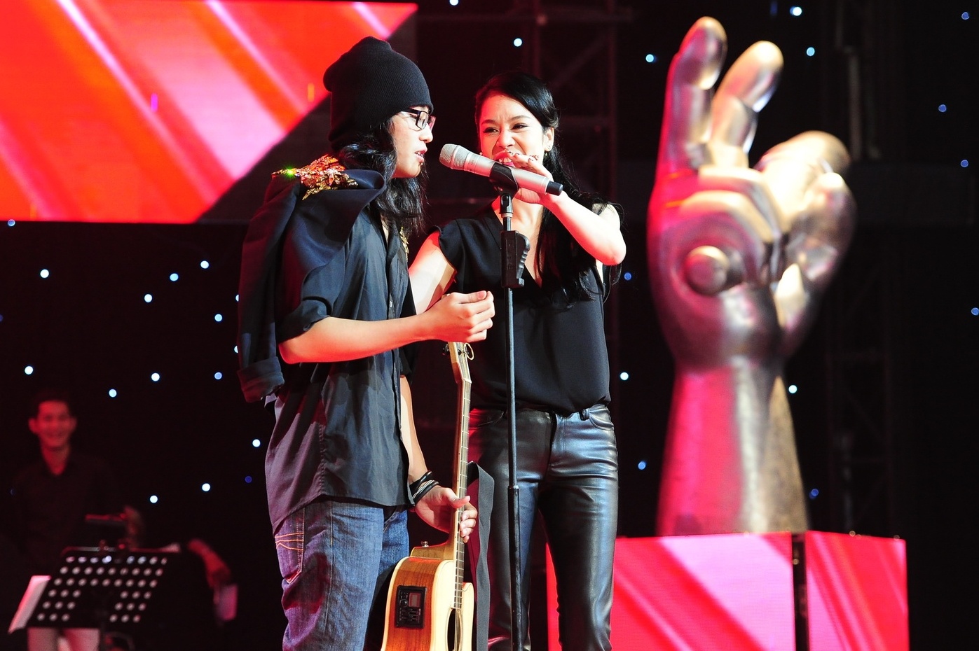 Tuấn Hưng chỉ ra chất giọng khào của Thái Dương rất hợp với mình để tìm được tiếng nói chung trong âm nhạc. Anh nhấn mạnh sẽ giúp học trò tỏa sáng trong mỗi lần xuất hiện. Thu Phương tiết lộ trước đây cọ từng theo đuổi nhạc rock. Màn trình diễn của Thái Dương cũng được nữ huấn luyện viên khen dù hát rock nhưng có sự mềm mại, nhẹ nhàng như một giọt sương. Cô còn dùng “chiêu” cởi áo khoác để tặng cho Thái Dương cùng những lời thuyết phục ngọt ngào. Không nằm ngoài dự đoán, chàng rocker chọn về với cô.