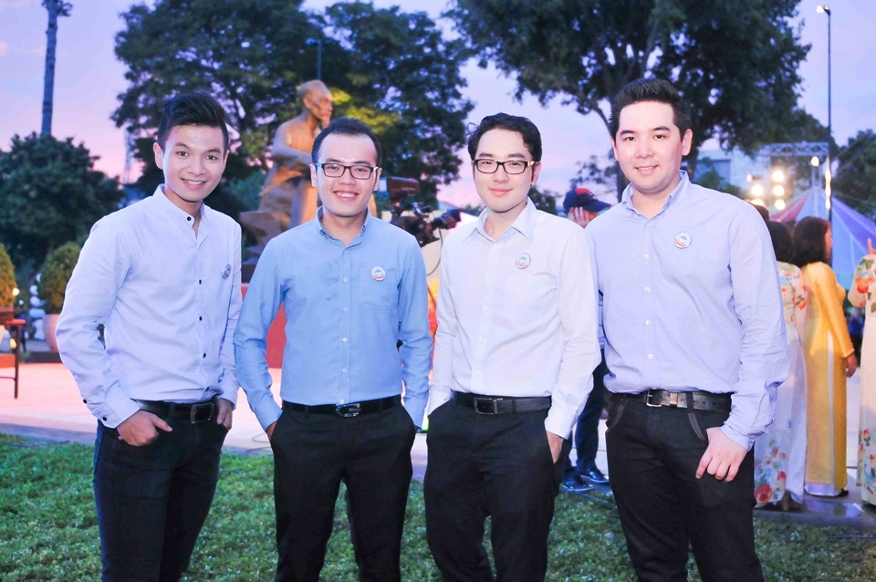 4 chàng trai nhóm Ve sầu tái hợp trong buổi kỷ niệm. Họ cũng có một thời nổi tiếng và được khán giả trẻ yêu mến.