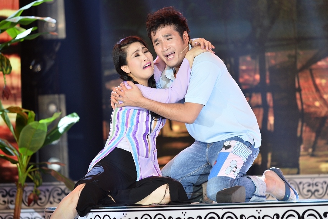 Kieu Oanh om Hoang Nhat tham thiet tren san khau hinh anh