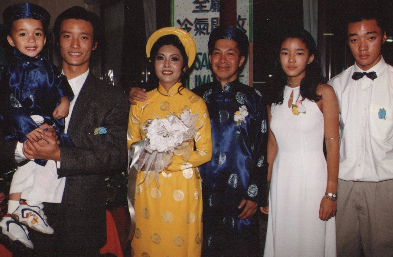 Họa Mi chụp hình với các con trong đám cưới với người chồng thứ hai tại Pháp.