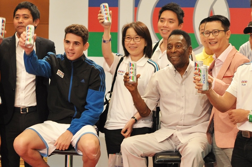 Hoang Bach gap go Vua bong da Pele hinh anh