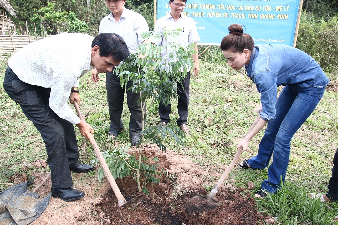 Ho Ngoc Ha cung bo cuoc dat, trong cay o que hinh anh